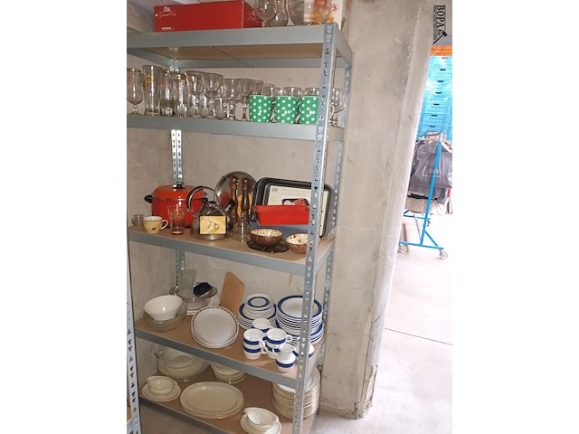 Lot 66 - keukenmateriaal en huisraad. inhoud rek - afbeelding 4 van  4