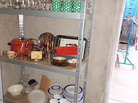Lot 66 - keukenmateriaal en huisraad. inhoud rek - afbeelding 4 van  4