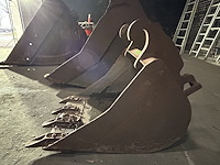 Lot 66 - kraanbak / tandenbak - afbeelding 2 van  3