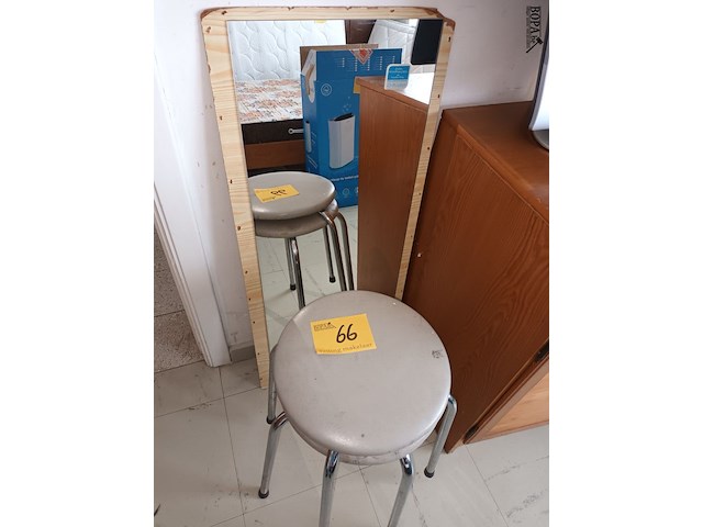 Lot 66 - krukjes en spiegel - afbeelding 1 van  3