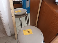 Lot 66 - krukjes en spiegel - afbeelding 1 van  3