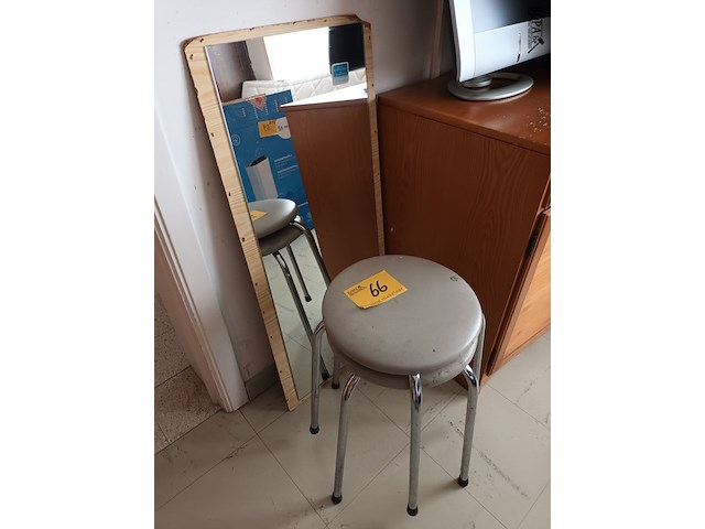 Lot 66 - krukjes en spiegel - afbeelding 2 van  3