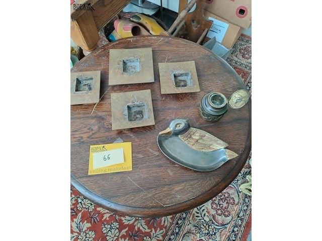Lot 66 - lot massieve koperen theelichthouders, serveerschaal eend en - afbeelding 1 van  3