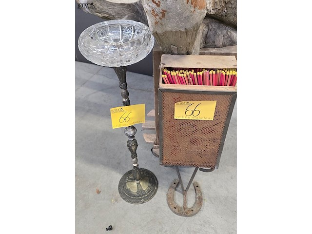 Lot 66 - maxi luciferdoos in houder en staande asbak - afbeelding 1 van  3