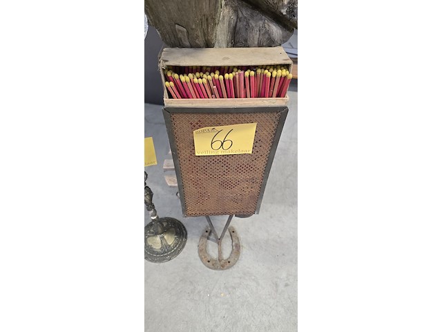 Lot 66 - maxi luciferdoos in houder en staande asbak - afbeelding 3 van  3