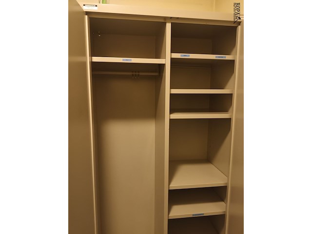 Lot 66 - metalen kledingkast - afbeelding 2 van  4