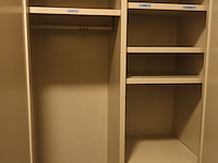Lot 66 - metalen kledingkast - afbeelding 2 van  4