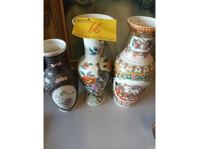 Lot 66 - oosterse vazen. 3 stuks - afbeelding 1 van  7