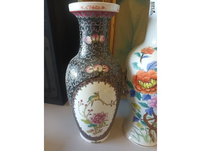 Lot 66 - oosterse vazen. 3 stuks - afbeelding 2 van  7
