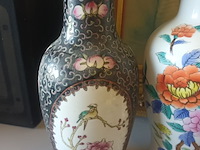 Lot 66 - oosterse vazen. 3 stuks - afbeelding 2 van  7