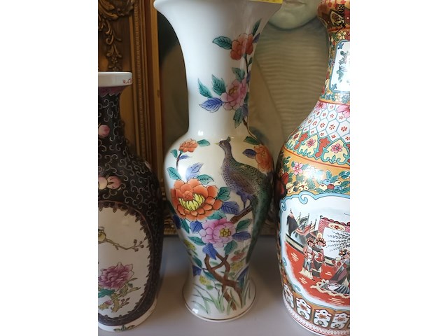 Lot 66 - oosterse vazen. 3 stuks - afbeelding 3 van  7