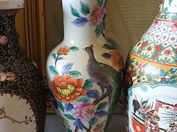 Lot 66 - oosterse vazen. 3 stuks - afbeelding 3 van  7