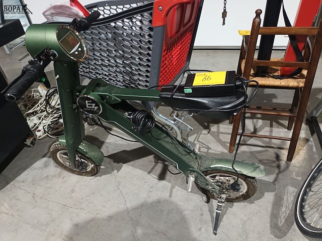 Lot 66 - opvouwbare elektrische scooter - afbeelding 1 van  7