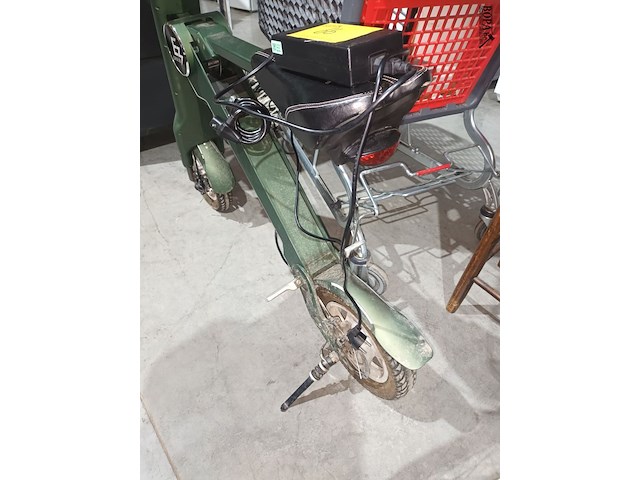 Lot 66 - opvouwbare elektrische scooter - afbeelding 5 van  7