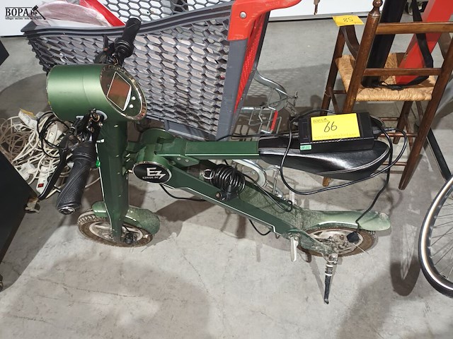 Lot 66 - opvouwbare elektrische scooter - afbeelding 6 van  7