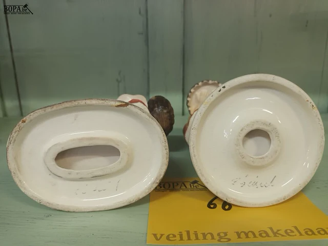 Lot 66 - oude beeldjes. 2 stuks - afbeelding 4 van  4