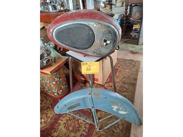 Lot 66 - oude puch sv125 benzinetank - origineel voorspatbord motobéc - afbeelding 1 van  6