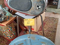 Lot 66 - oude puch sv125 benzinetank - origineel voorspatbord motobéc - afbeelding 1 van  6