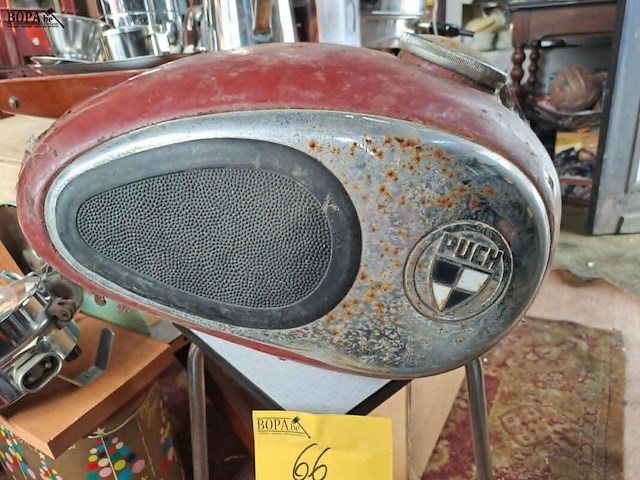 Lot 66 - oude puch sv125 benzinetank - origineel voorspatbord motobéc - afbeelding 2 van  6