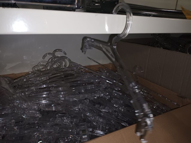 Lot 66 - plastieken kleerhangers. 6 dozen - afbeelding 2 van  3