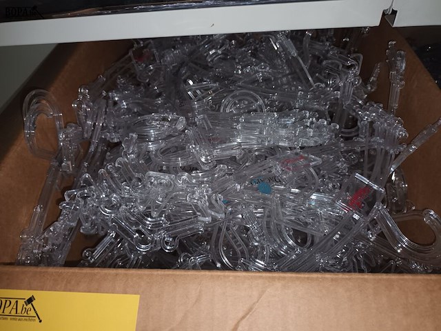 Lot 66 - plastieken kleerhangers. 6 dozen - afbeelding 3 van  3
