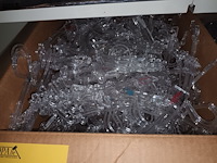 Lot 66 - plastieken kleerhangers. 6 dozen - afbeelding 3 van  3