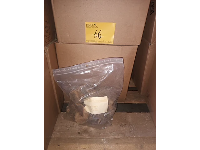 Lot 66 - rookhout chunks appel 1 kg. 6 stuks - afbeelding 1 van  3