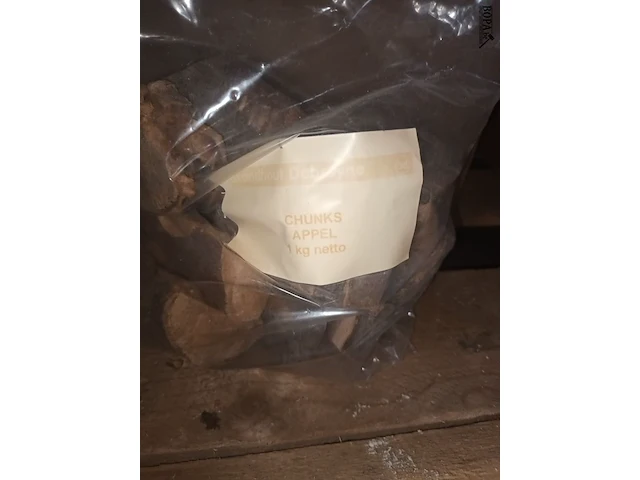 Lot 66 - rookhout chunks appel 1 kg. 6 stuks - afbeelding 3 van  3