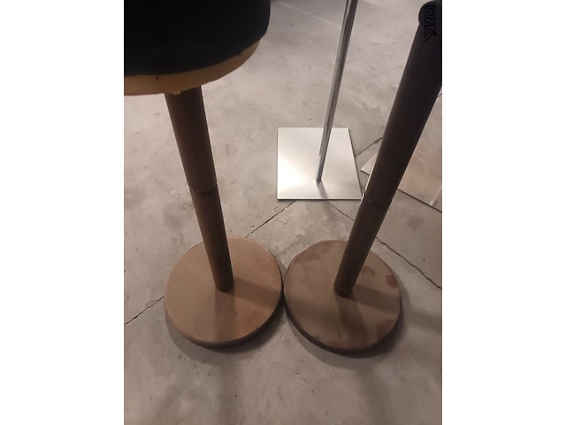 Lot 66 - stoffen paspop op houten voet. 2 stuks - afbeelding 3 van  3