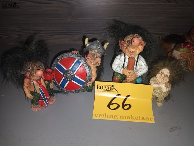 Lot 66 - trollen figuurtjes. 4 stuks - afbeelding 1 van  3