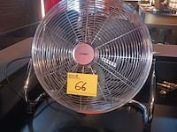 Lot 66 - ventilator domo - afbeelding 1 van  3