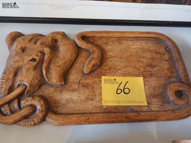 Lot 66 - vintage houten dienblad olifant en slang - afbeelding 1 van  5