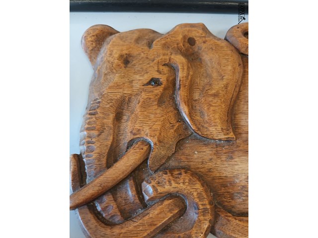 Lot 66 - vintage houten dienblad olifant en slang - afbeelding 2 van  5