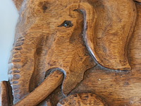 Lot 66 - vintage houten dienblad olifant en slang - afbeelding 2 van  5