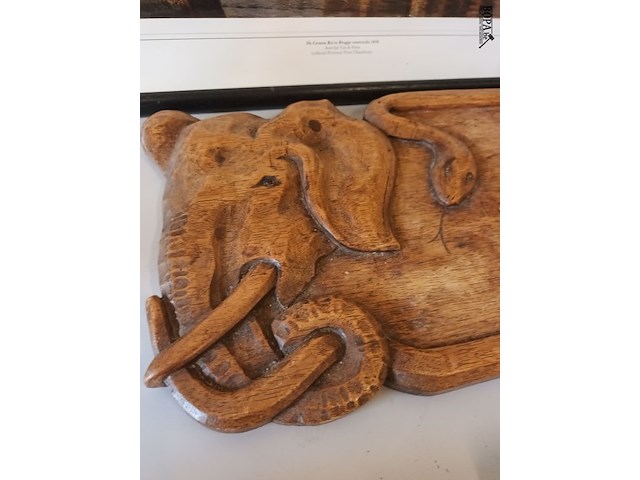 Lot 66 - vintage houten dienblad olifant en slang - afbeelding 5 van  5