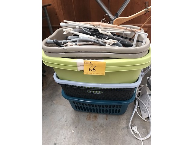 Lot 66 - wasmanden en kleerhangers - afbeelding 1 van  3
