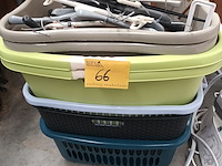 Lot 66 - wasmanden en kleerhangers - afbeelding 1 van  3