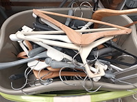 Lot 66 - wasmanden en kleerhangers - afbeelding 2 van  3