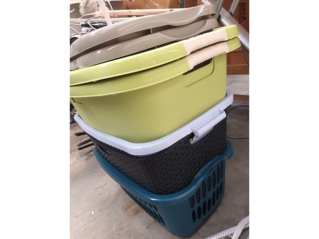 Lot 66 - wasmanden en kleerhangers - afbeelding 3 van  3