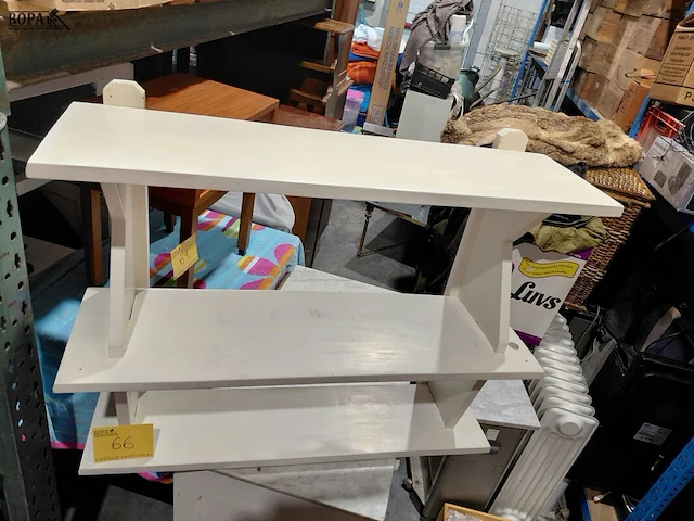 Lot 66 - wit gelakt wandrekje - afbeelding 1 van  4