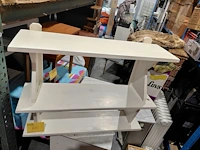 Lot 66 - wit gelakt wandrekje