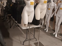 Lot 66 - witte torso vrouw met statief - afbeelding 2 van  4