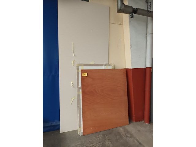 Lot 660 - lot panelen en houtresten - afbeelding 1 van  5