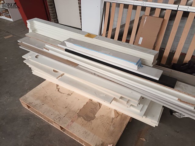 Lot 660 - lot panelen en houtresten - afbeelding 2 van  5