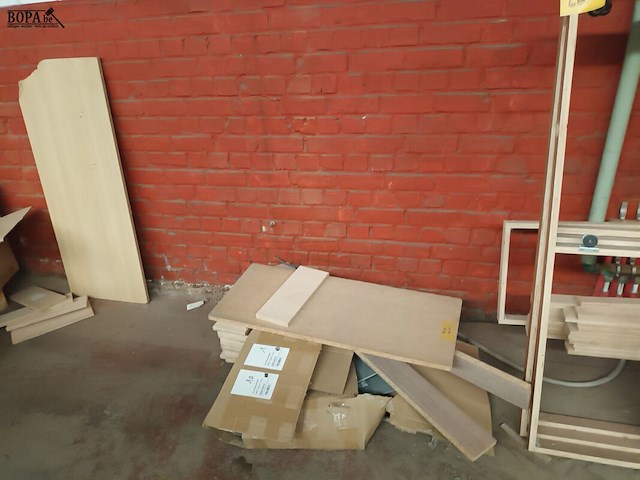 Lot 660 - lot panelen en houtresten - afbeelding 4 van  5
