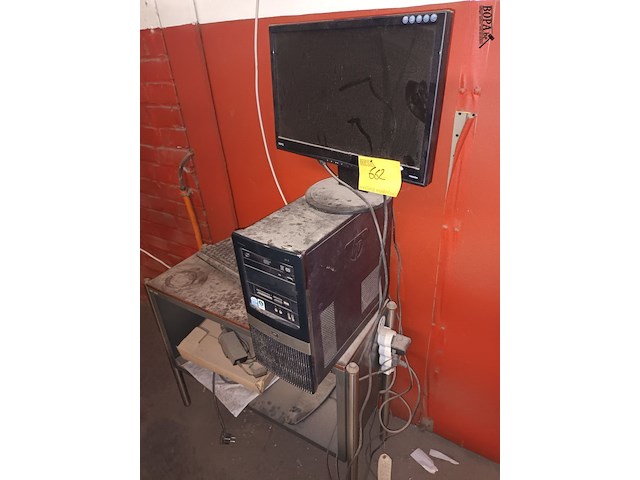 Lot 662 - hp desktop met scherm en kastje - afbeelding 1 van  3