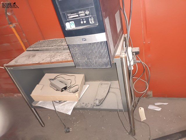 Lot 662 - hp desktop met scherm en kastje - afbeelding 2 van  3