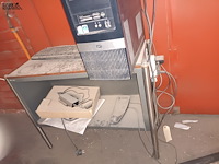 Lot 662 - hp desktop met scherm en kastje - afbeelding 2 van  3