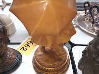 Lot 662 - terracotta beeld kindjes met paraplu - afbeelding 2 van  4