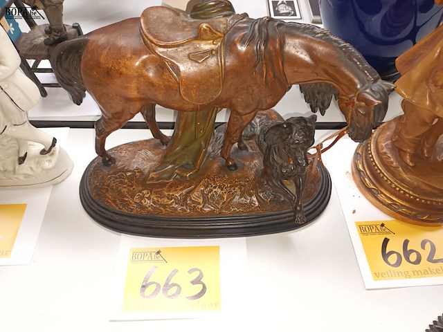 Lot 663 - beeld paard met hond - afbeelding 1 van  3